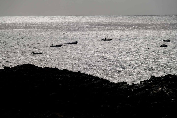 Las barcas de los pescadores en el mar se aprecian desde el hotel