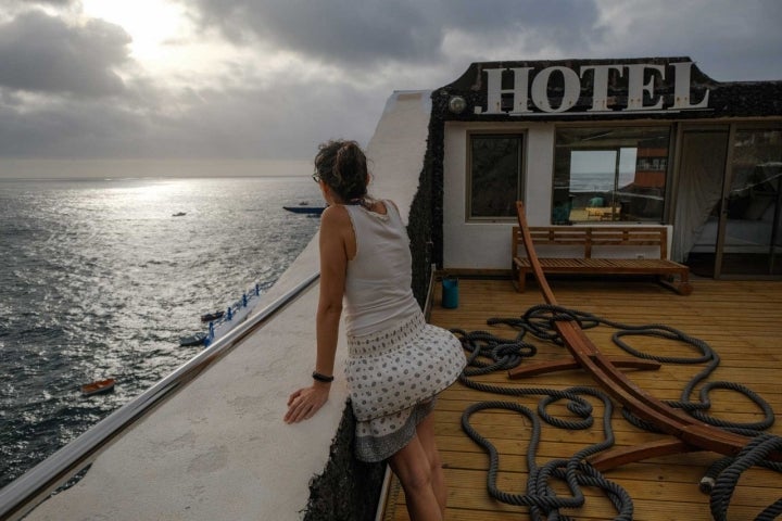 Desde la terraza de la suite el mar se aprecia como desde la proa de un barco.