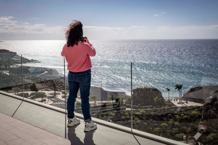 Todas las estancias tienen vistas al mar. Desde aquí se puede ver la Playa La Enramada, en La Caleta.