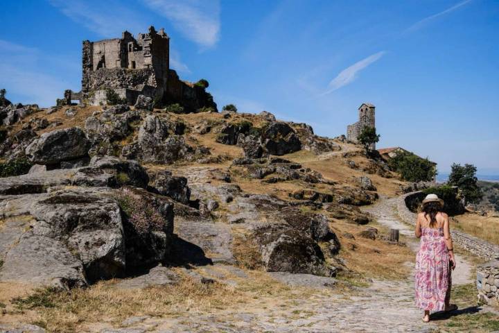 El alojamiento cuenta además con el encanto de su entorno. En la imagen, el castillo de Trevejo.