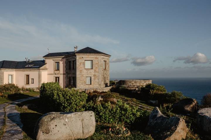 El hotel 'Semáforo de Bares', con las vistas al mar desde el promontorio donde está ubicado, en Estaca de Bares, Mañón, A Coruña.