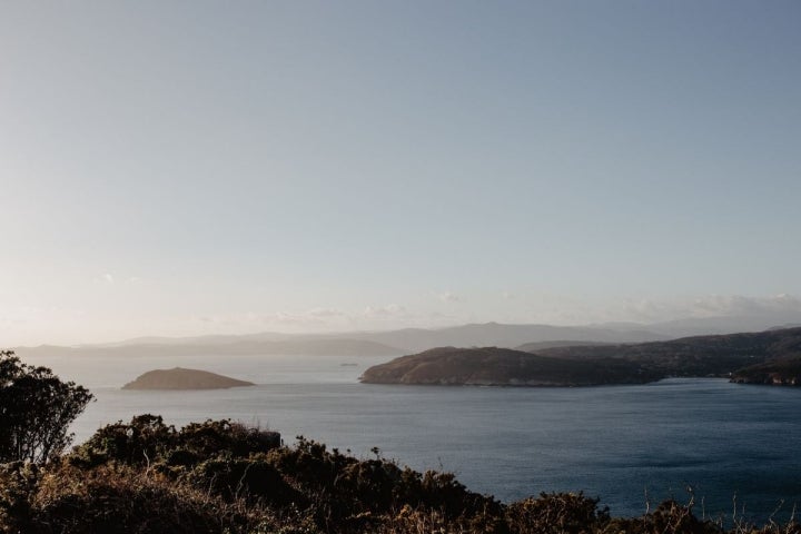 Vistas de la entrada de la ría do Barqueiro desde el Hotel Semáforo de Bares, en Mañón, A Coruña.