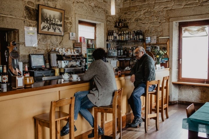 Interior del bar del hotel Semáforo de Bares, en Mañón, A Coruña.