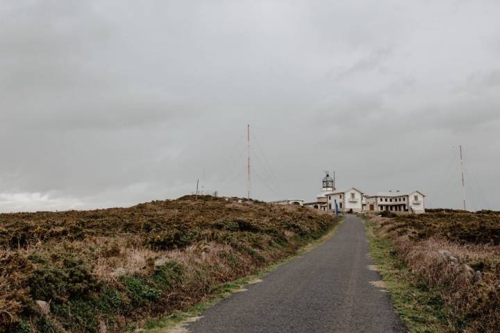 Vista de la carretera que conduce al Hotel Semáforo de Bares, cerca del Cabo y Faro de Estaca de Bares, en Mañón, A Coruña.