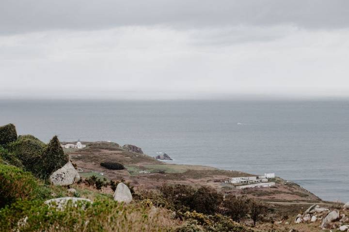 Vistas desde la parte más alta del Cabo de Estaca de Bares, en Mañón, A Coruña, con el hotel Semáforo de Bares al fondo siguiendo la línea de la costa.