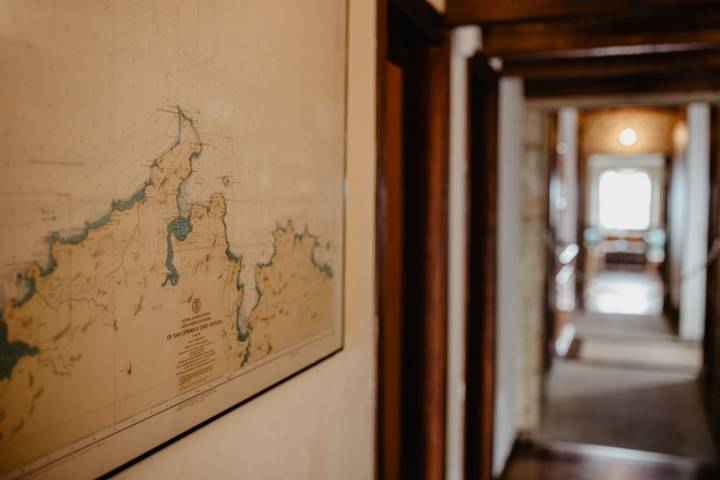 Detalle de un mapa geográfico en el interior del hotel que muestra la zona del Cabo de Finisterre y la Costa de la Muerte, donde está ubicado el hotel Semáforo de Bares.
