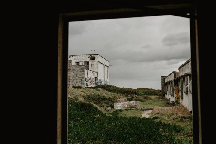 Antigua base militar norteamericana en la zona de Estaca de Bares, Mañón, A Coruña, hoy abandonada y cubierta de graffitis.