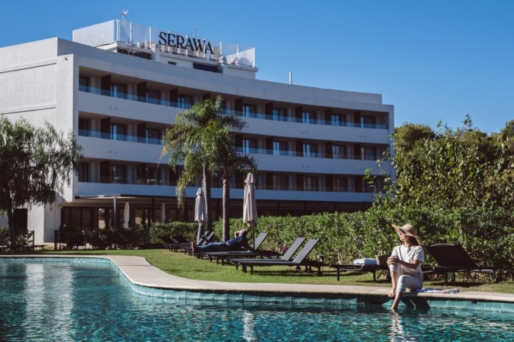 Fachada del hotel y piscina