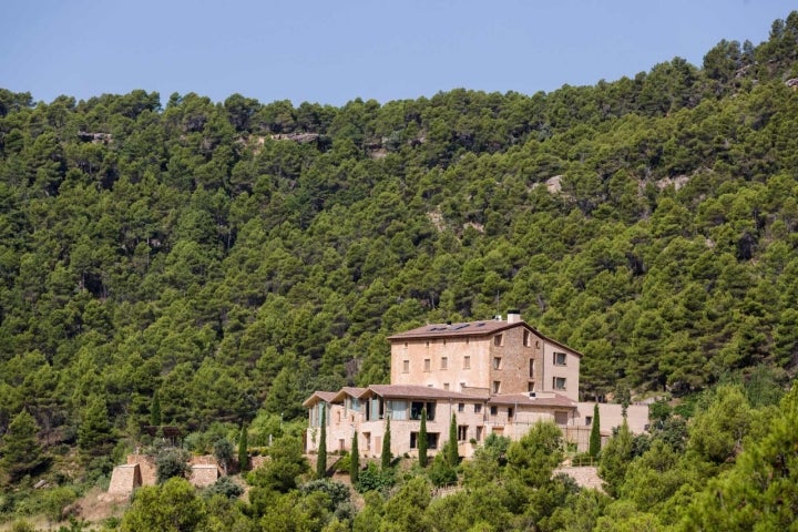 La antigua masía se encuentra en la falda de la Sierra Molinera, en la comarca del Matarraña.