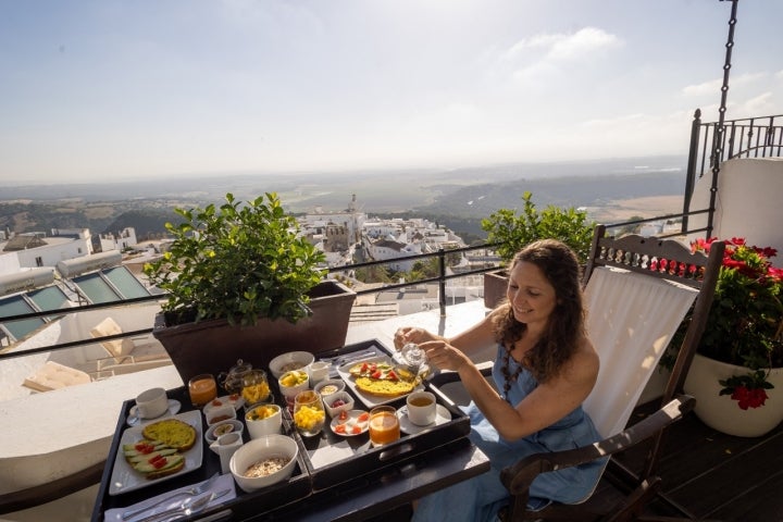 Hotel V... (Vejer de la Frontera, Cádiz) desayuno en terraza