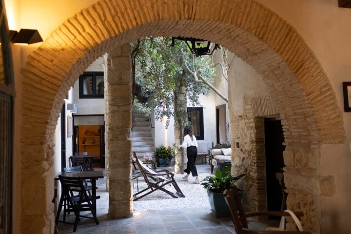 Hotel V... (Vejer de la Frontera, Cádiz) patio