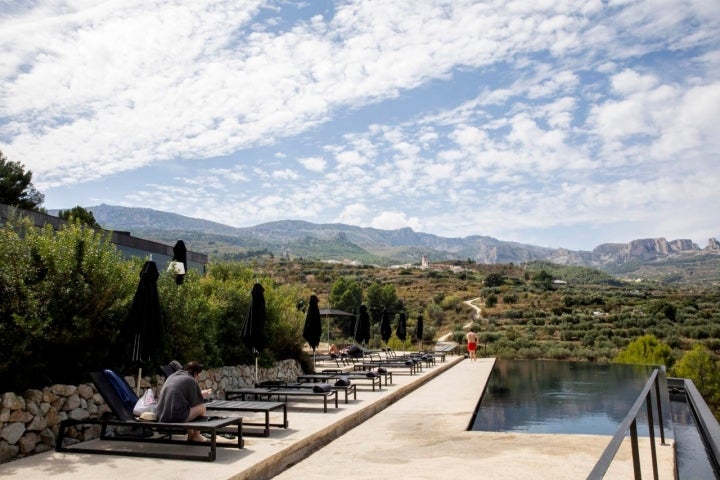 Piscina rodeada de montañas