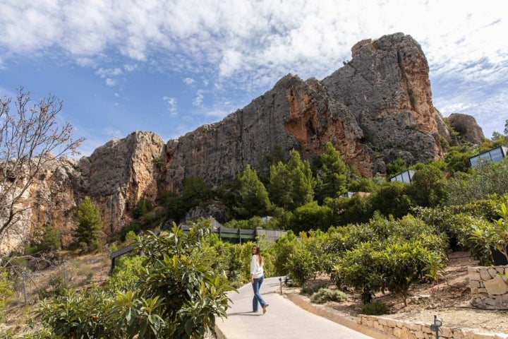 Una chica camina en un bonito paraje natural