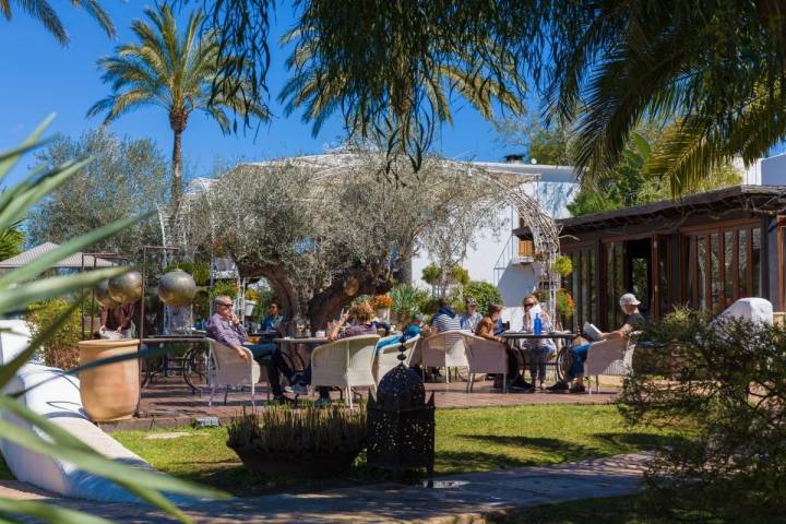 En la terraza de uno de sus restaurantes, los clientes disfrutan de auténtica cocina mediterránea.