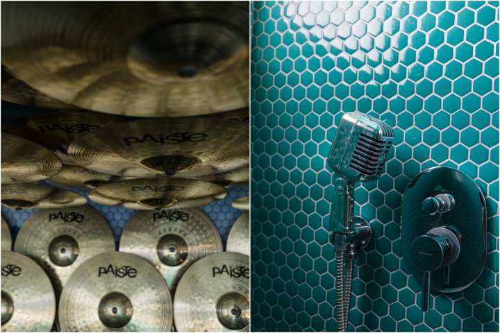 Detalles de platillos de batería y micrófono en la ducha del hotel El Dorado (Ibiza).