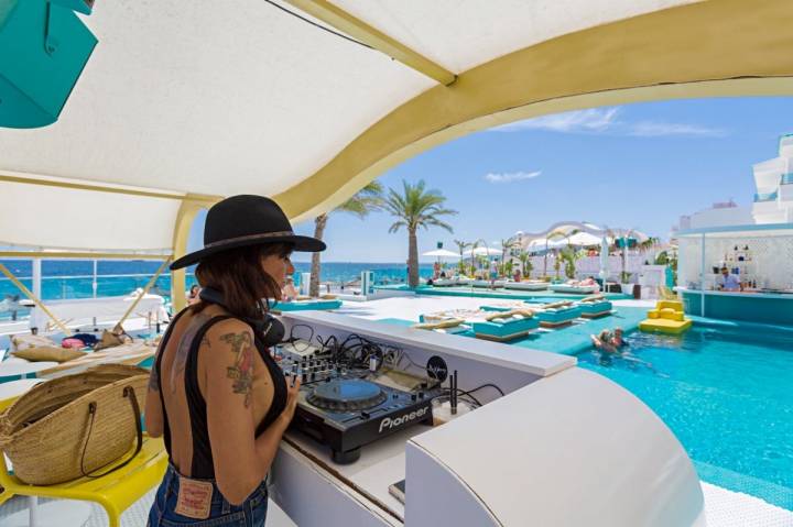 Una Dj pincha en la piscina del hotel El Dorado (Ibiza).