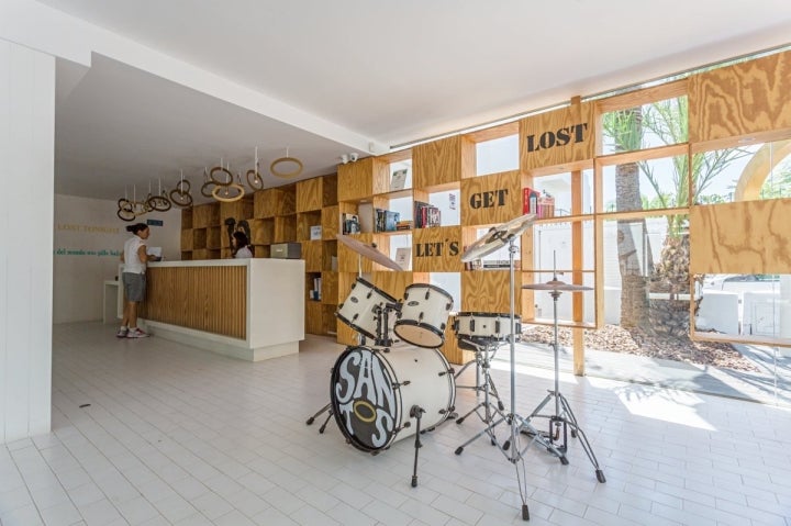 Vista del lobby del hotel Santos (Ibiza).