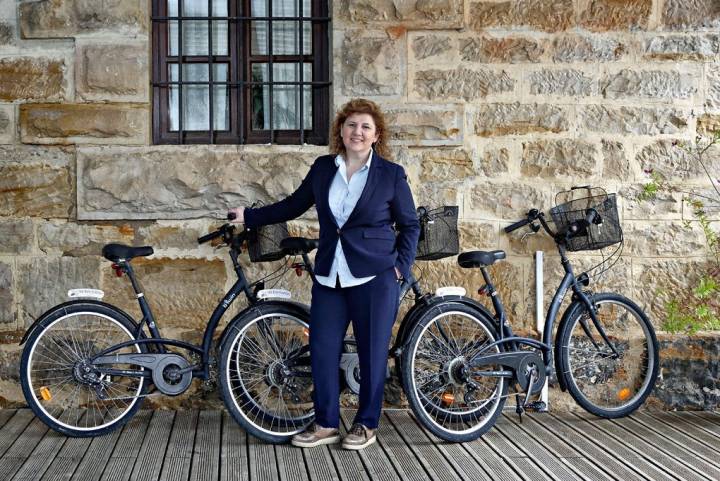 Silvia, junto a las bicicletas que prestan a los clientes de La Casona.