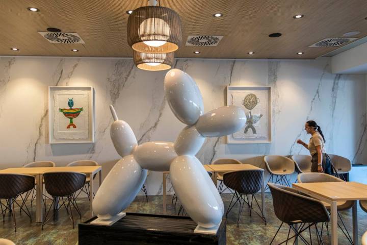 La escultura canina de Jeff Koons que se exhibe en medio del restaurante.