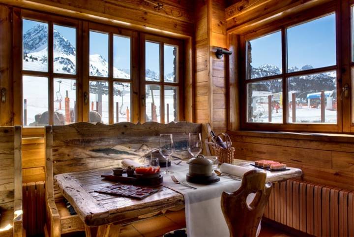 Comedor de Grau Roig con vistas a las pistas de esquí.