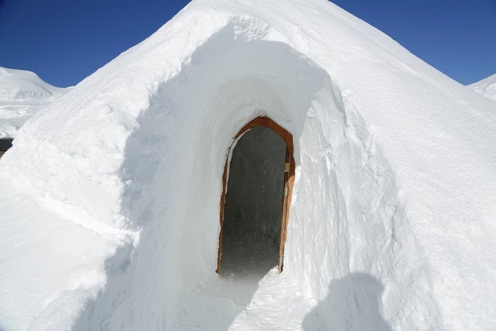 Entrada a una habitación de un hotel iglú.