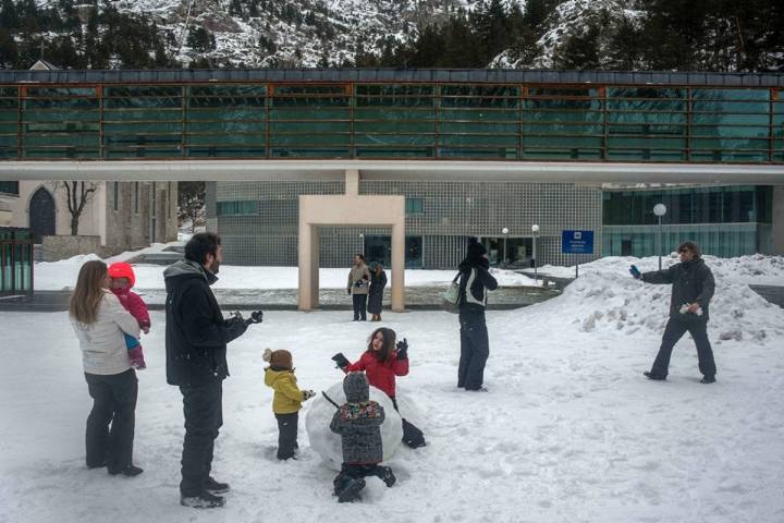 Además de las actividades del 'kids club', toda la familia puede divertirse con una guerra de bolas de nieve.