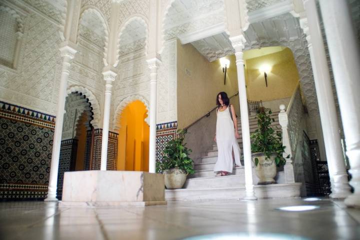 La sala que imita una estancia de La Alhambra da paso a los pisos superiores.