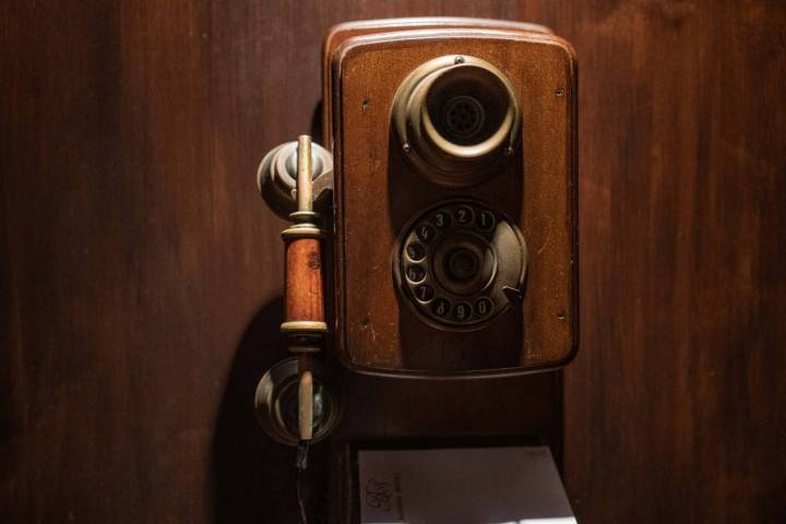 Teléfono antiguo en el Hotel Bon Sol