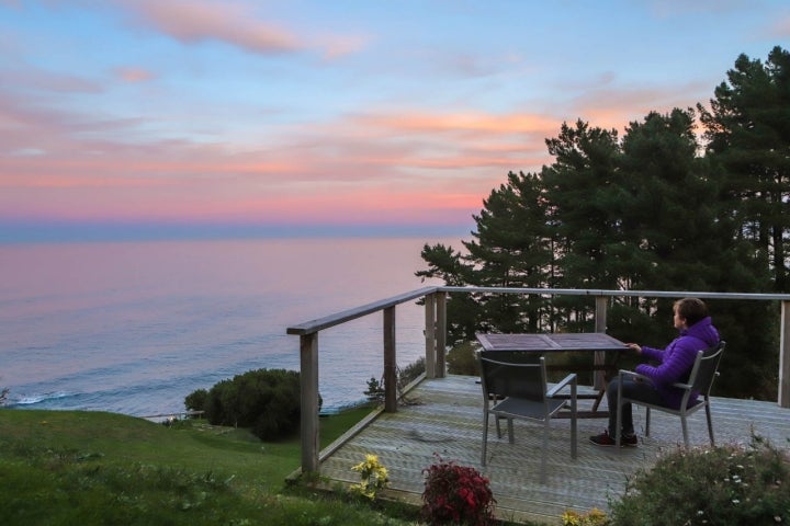 El cielo de la costa vasca se tiñe de distintos tonos de rosa para los clientes de 'Casa Haitzalde'. Foto: Yoana Salvador.