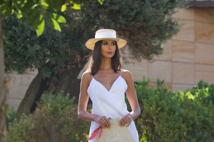 Una modelo se pasea por la piscina luciendo las prendas 100 % de 'Capri' y 'Rialto', las 'boutiques' del hotel.