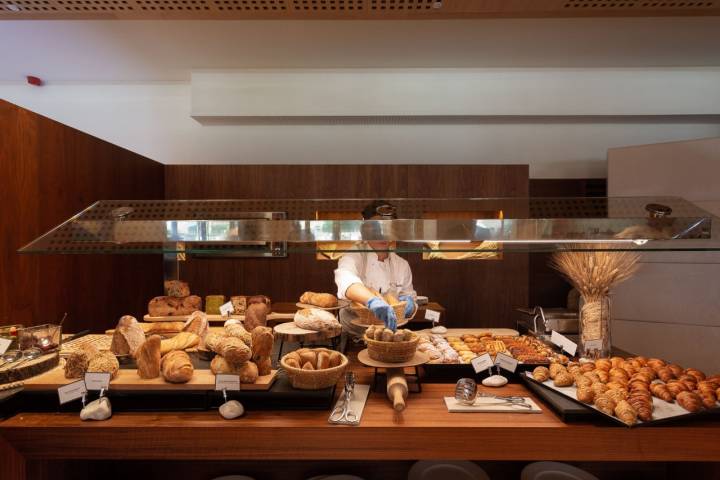 En el bufé se exhiben los panes Triticum del obrador 'Xevi Ramón' en Barcelona y los de Paco Roig de Valencia.