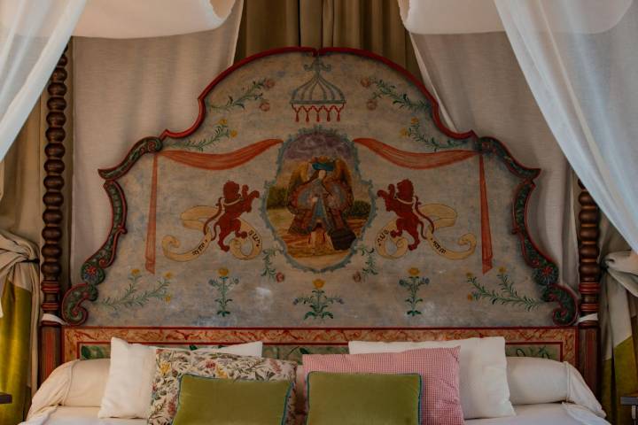 La cama con dosel de 2x2 rodeada por siete balcones del ‘Peinador de la Reina’.