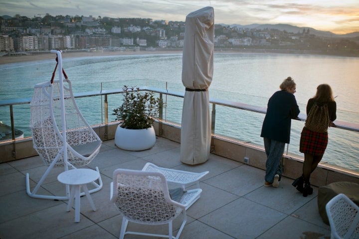 Será por vistas. Asomadas sobre la bahía de La Concha, en el 'rooftop' del hotel.