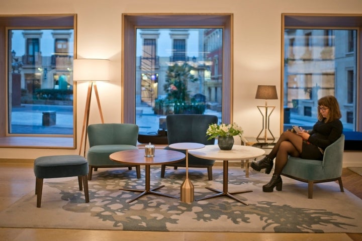 En el 'lobby', terciopelo, alabastro, cobre y una estudiada iluminación para que el ambiente resulte acogedor.