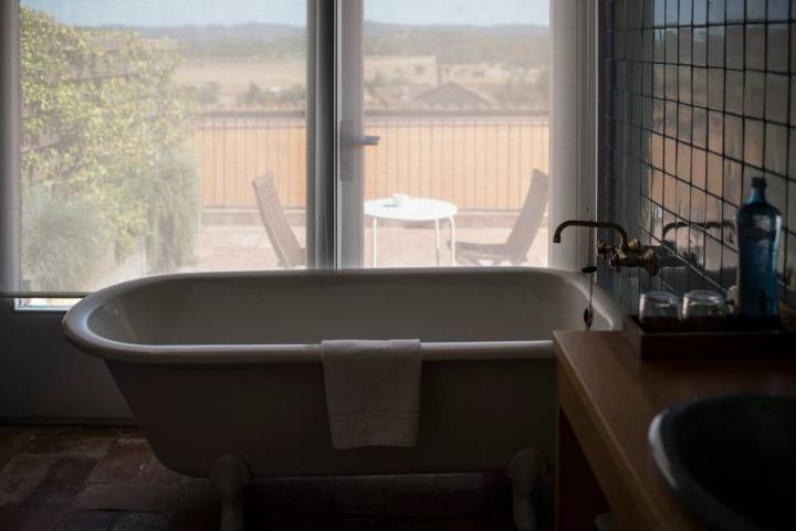 Bañera con vistas y terraza privada en la habitación de la artista.