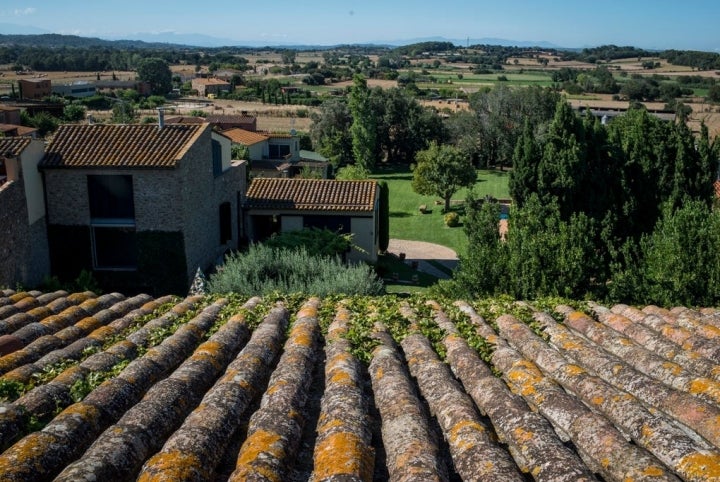 Vista del campo y los tejados del pequeño pueblo medieval desde la masía.