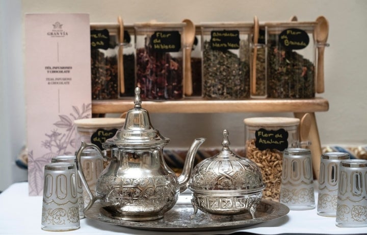 Teteras de plata y varias infusiones.
