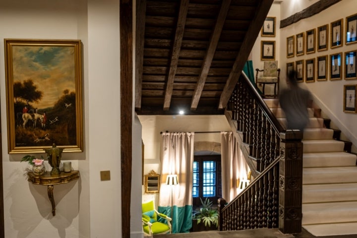 La escalera que une las tres plantas donde se encuentran las habitaciones y los espacios comunes.