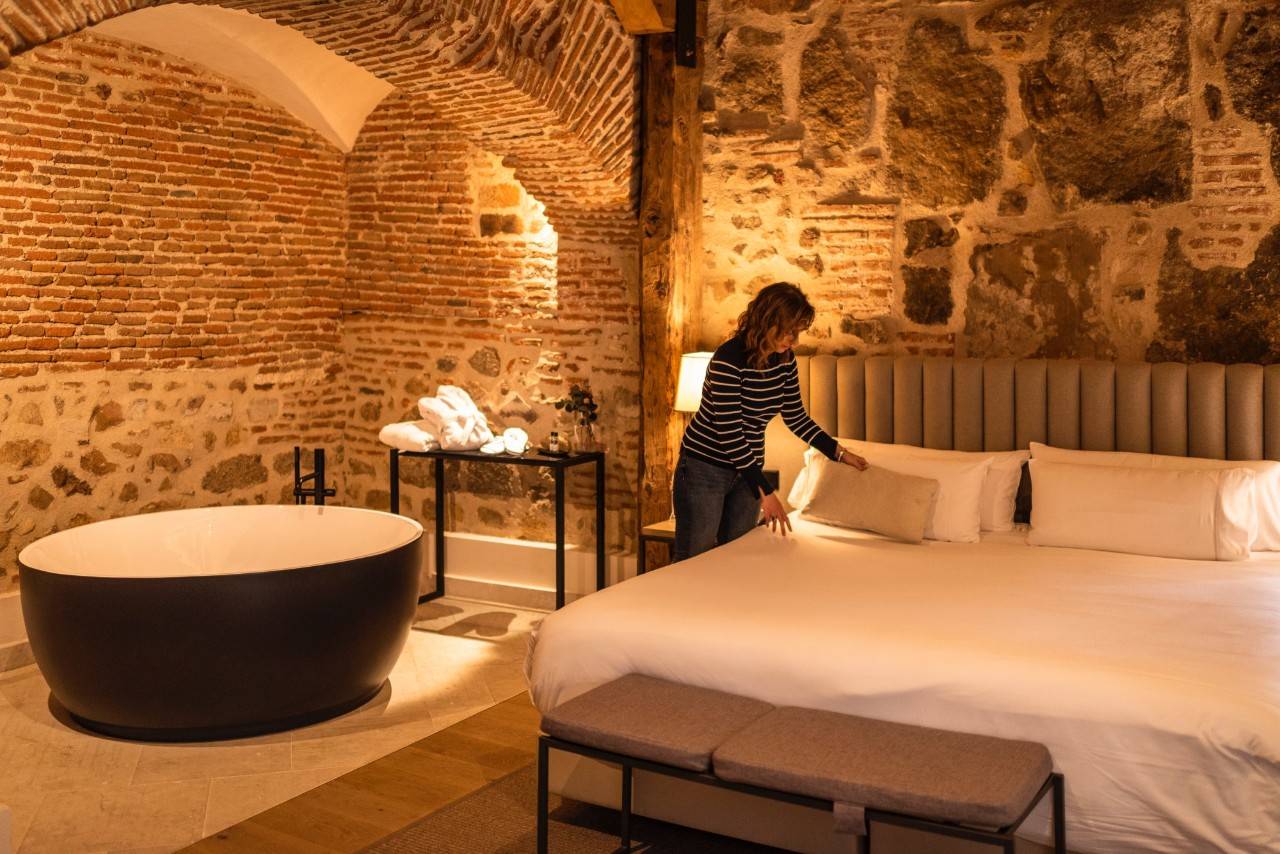 El lujo de dormir con la Muralla de Ávila pegada a tu cabecero