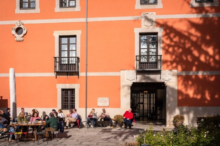 Varios flasones en la fachada recuerdan el pasado nobiliario de este palacio.