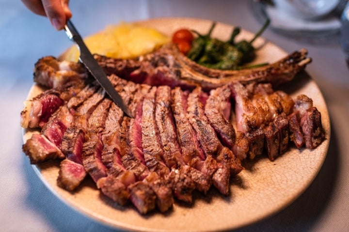 Chuletón a la brasa de ternera avileña.