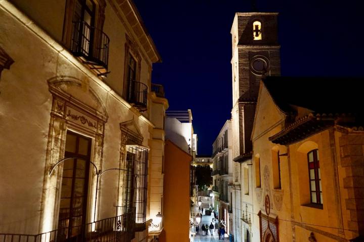 La calle Granada y la Iglesia de Santiago Apóstol al anochecer.