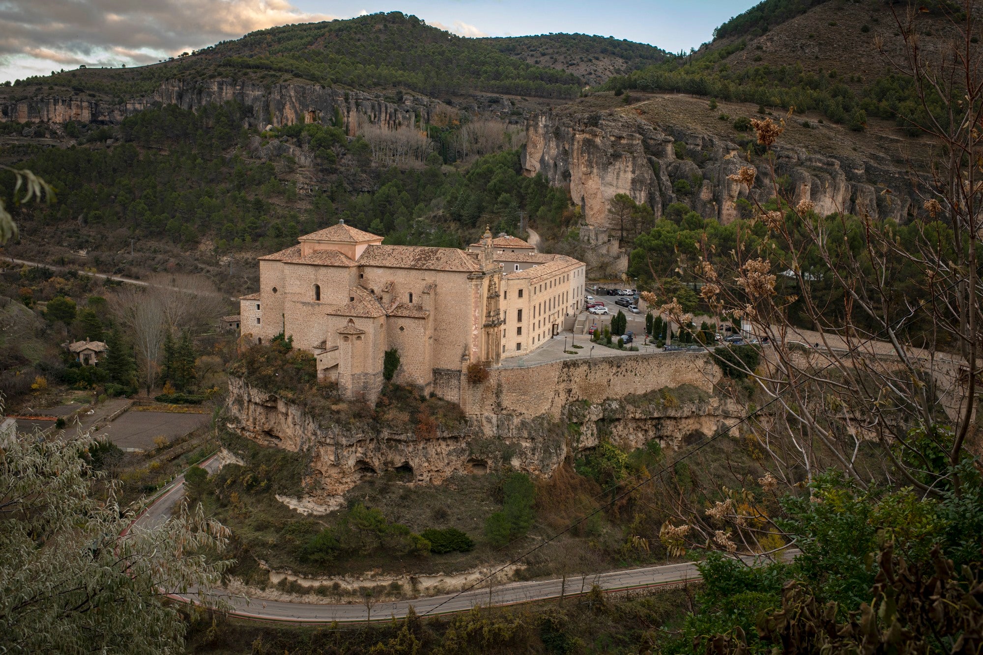 comercio Correctamente Rápido Parador de Cuenca', cruce entre la mano del hombre y la naturaleza sin  agresividad | Guía Repsol