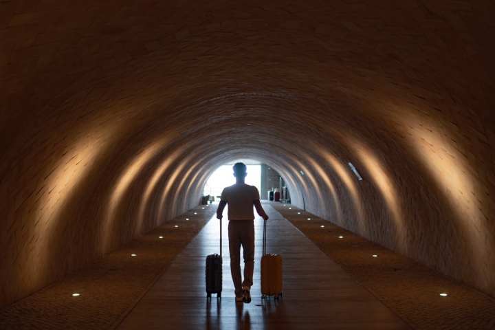 Desde el aparcamiento, hay que atravesar este túnel abovedado de 37 metros.