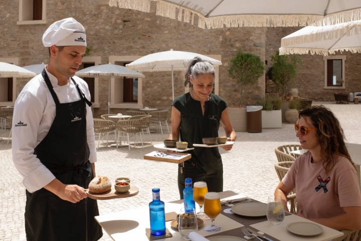El chef Adrián García está tras los fogones de S’Almudaina.