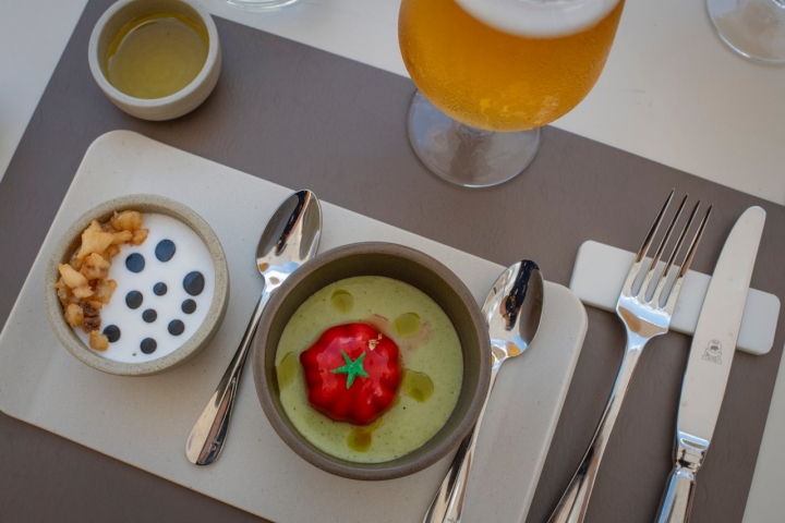 Salmorejo sobre sopa verde de hierbas ibicencas.