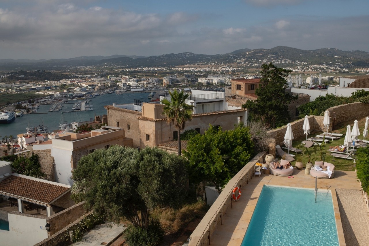 La piscina del Parador y sus vistas al puerto.