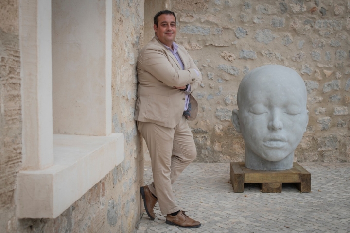  Pau Arbona, director del Parador, junto al l busto de cemento de Samuel Salcedo.
