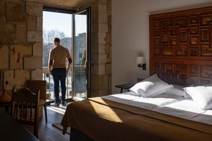 Parador de León: habitación con cabecero de puertas antiguas