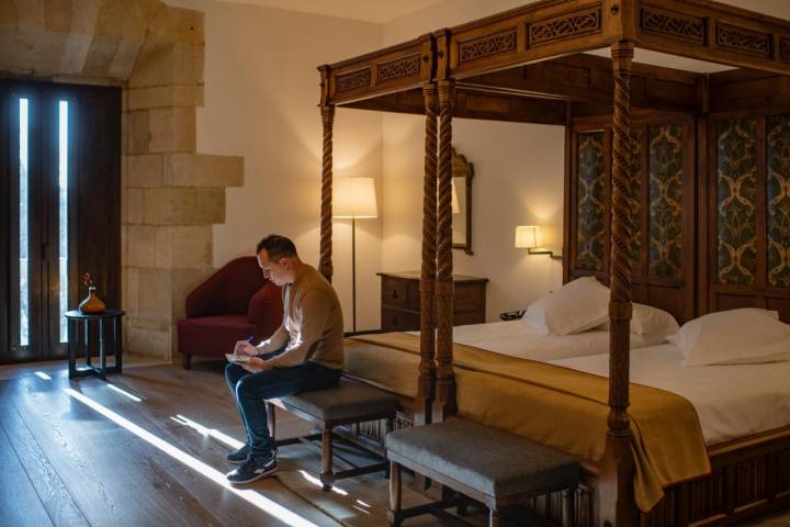Parador de León: habitación con cama con dosel